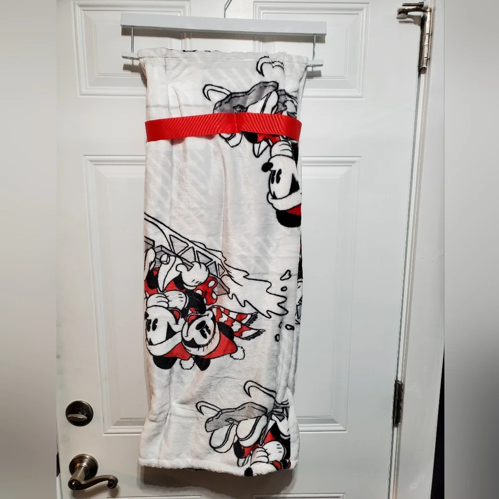 Disney Mickey and Minnie Mouse Plush Blanket Winter Sledding